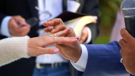The-most-important-scene-of-every-wedding:-the-moment-the-groom-puts-the-ring-to-the-bride's-finger