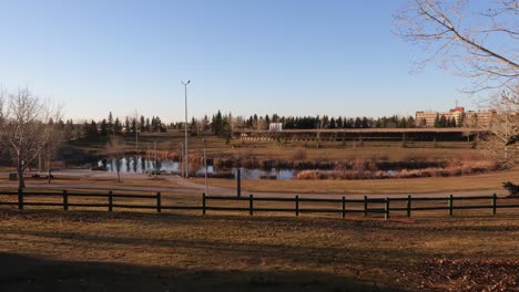 Zeitraffer-Im-Herbst-Mit-Blick-Auf-Einen-Kleinen-Teich-In-Der-Nähe-Des-Einkaufszentrums-Im-Stadtzentrum-Von-Millwoods-In-Edmonton,-Alberta