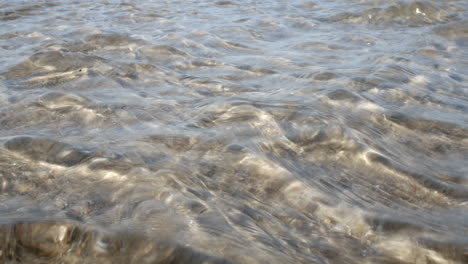 Wellen-Des-Wassers-Auf-Dem-Sand-An-Einem-Strand