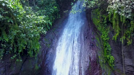 Wasserfall,-Der-Von-Oben-In-Einem-Wunderschönen-Felsigen-Hang-Mit-üppigem-Grün-Kaskadiert---Mittlerer-Schuss-Nach-Oben