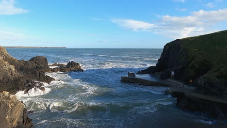 Meereswellen-Krachen-In-Eine-Kleine-Guillamene-bucht-An-Der-Südküste-Irlands