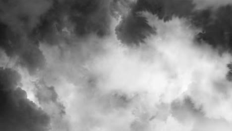 Graue-Cumulonimbuswolken-Mit-Blitzeinschlag