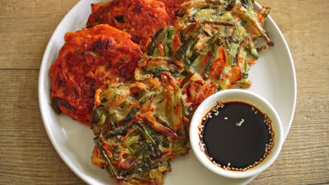 Pajeon-Oder-Koreanischer-Pfannkuchen-Und-Koreanischer-Kimchi-Pfannkuchen-Oder-Kimchijeon---Traditionelles-Koreanisches-Essen