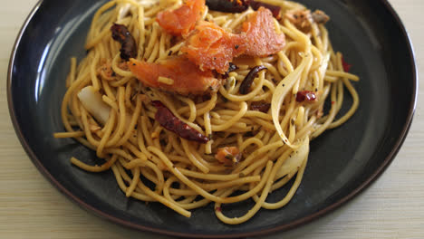 Espaguetis-Salteados-Con-Salmón-Y-Chile-Seco---Estilo-Comida-Fusión