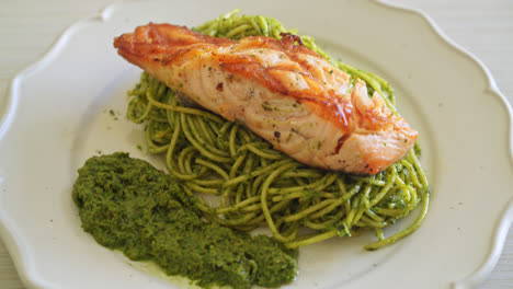 Spaghetti-Pesto-Mit-Gegrilltem-Lachs---Italienische-Küche