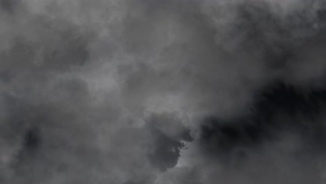 Dunkle-Wolken-Mit-Gewitter-Im-Inneren