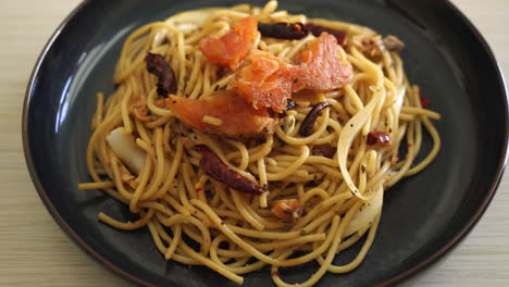Gebratene-Spaghetti-Mit-Lachs-Und-Getrocknetem-Chili-Im-Fusion-Food-Stil