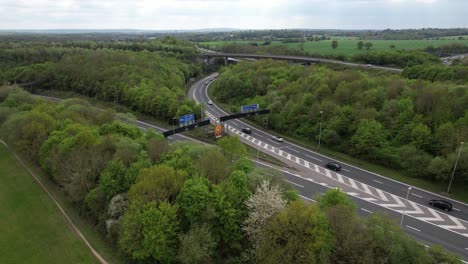 Autopista-M1-M25-Reino-Unido-Coches-De-Cruce-Que-Se-Dividen-En-Dos-Direcciones-Vista-Aérea-De-Drones