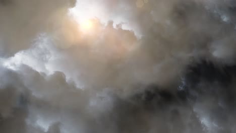 Sol-Detrás-De-Nubes-Oscuras-Con-Rayos