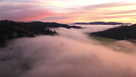 Volando-Sobre-La-Niebla-Al-Amanecer-En-Oregon