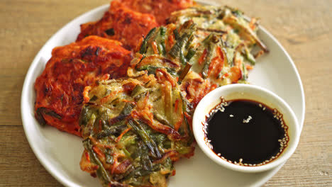 Pajeon-Oder-Koreanischer-Pfannkuchen-Und-Koreanischer-Kimchi-Pfannkuchen-Oder-Kimchijeon---Traditionelles-Koreanisches-Essen