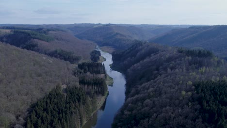 Großer-Ruhiger-Fluss,-Der-Im-Tal-Fließt,-Mit-Grünen-Bäumen-Auf-Dem-Bankwagen-In-Schuss