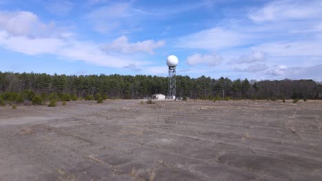 Radar-Meteorológico-Bajo-Un-Cielo-Azul-Claro,-Rodeado-De-Bosque