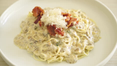 Espaguetis-Con-Salsa-De-Crema-De-Trufa-Y-Champiñones-En-Un-Plato
