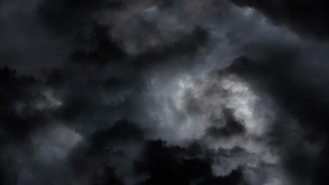 4k-Gewitter-Kumuluswolken-Bewegen-Sich-Schnell-Mit-Einer-Dunklen-Wolke-Im-Vordergrund