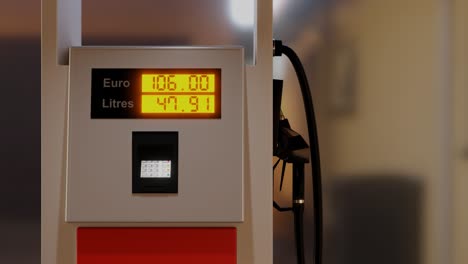 Exhibición-De-La-Bomba-De-Gas-Y-Precios-Altos-En-Euros-Por-Litros-De-Combustible