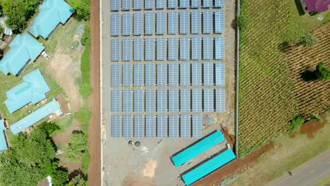 Tiefflug-über-Sonnenkollektoren-Auf-Einer-Farm-Im-Ländlichen-Afrika