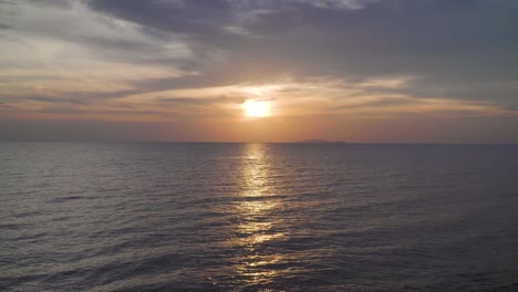 Dramatischer-Sonnenaufgang-Am-Meer