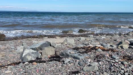 Statische-Aufnahme-Von-Wellen,-Die-An-Einem-Strand,-Schottland,-Zusammenbrechen