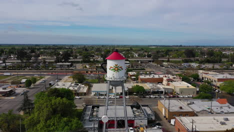 Gran-Torre-De-Agua-En-San-Luis-California,-Acercándose-A-Un-Disparo-De-Drones