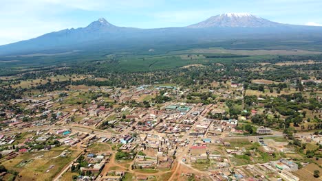 Vista-Aérea-De-Drones-Mercado-Al-Aire-Libre-En-La-Ciudad-De-Loitokitok,-Kenia-Y-Monte-Kilimanjaro--Pueblo-Rural-De-Kenia