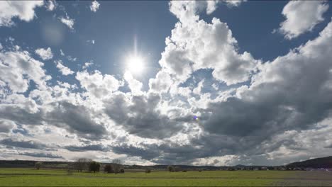 Zeitraffer-Von-Wolken-Und-Sonne-Bei-Schönem-Wetter-In-Der-Natur