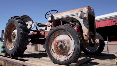 Un-Tractor-Antiguo-De-La-Americana-Histórica-En-Un-Entorno-Rural