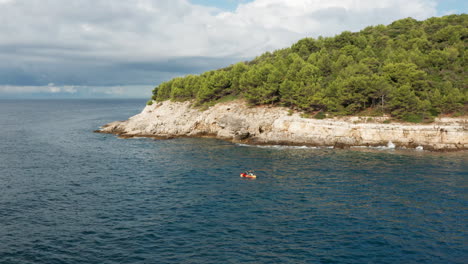 Vista-Aérea-De-Personas-En-Kayak-En-La-Costa-De-Pula-En-Istria,-Croacia