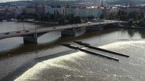 Puente-De-Praga-Jirásek-Sobre-El-Río-Vltava-Con-Vertedero-Y-Esclusa,-Drone
