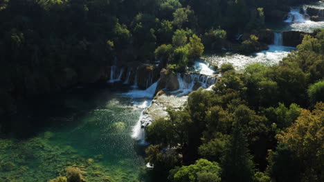 Cascada-Skradinski-Buk-Rodeada-De-Vegetación-Verde-En-Croacia