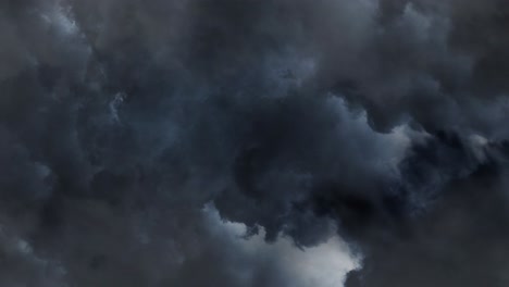 Blick-In-Dunkle-Cumulonimbus-Wolken-Mit-Blitzeinschlag,-Gewitter