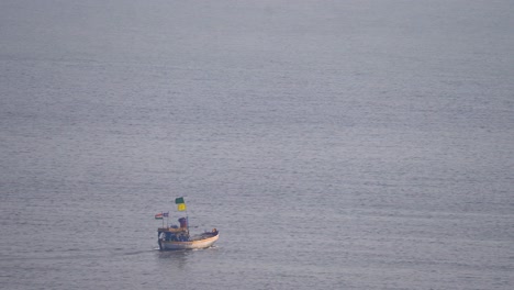 Boot-Bewegen-Bandra-Worli-Mumbai-Indien-Lokales-Fischerboot-Reisen-Im-Meer-Meer-Fischer-Indien