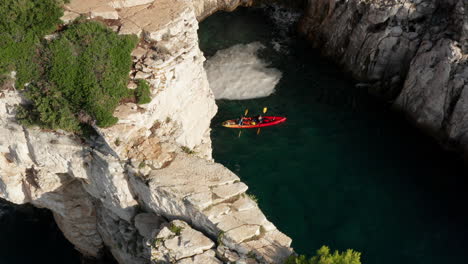 Antena-De-Turistas-En-Kayak-En-Aguas-Marinas-En-Pula,-Istria,-Croacia---Disparo-De-Drones