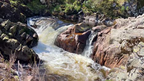 Statische-Aufnahme-Eines-Kleinen-Wasserfalls-In-Schottland