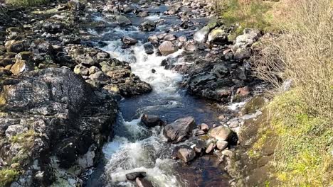 Statische-Zeitlupenaufnahme-Eines-Kleinen-Flusses,-Schottland