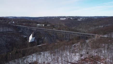 Müngstener-Brücke-Im-Winter-Luftaufnahme-Der-Höchsten-Eisenbahnbrücke-Deutschlands