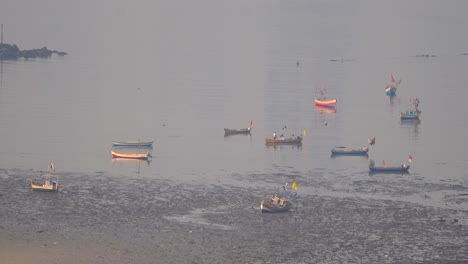 Barco-En-Movimiento-Bandra-Worli-Mumbai-India-Barco-De-Pesca-Local-Viajando-En-El-Mar-Mar-Pescador-Indio-Koliwada