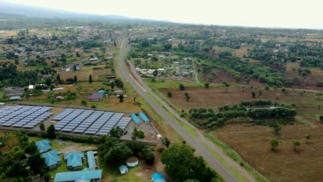 Tiefflug-über-Sonnenkollektoren-Auf-Einer-Farm-Im-Ländlichen-Afrika