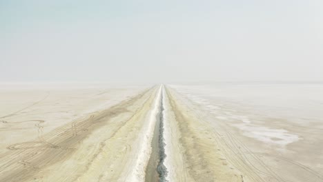 Expansive-View-Of-Bonneville-Salt-Flats-In-Utah-During-The-Day