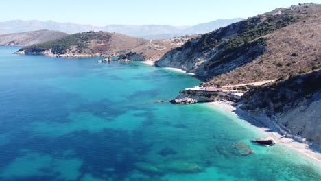 Mar-Azul-Claro-Y-Playas-Blancas-A-Lo-Largo-De-La-Costa-De-Ksamil,-Albania---Antena