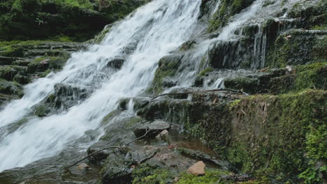 Wasserfall-Im-Wald-4k-Schieberegler-Erschossen