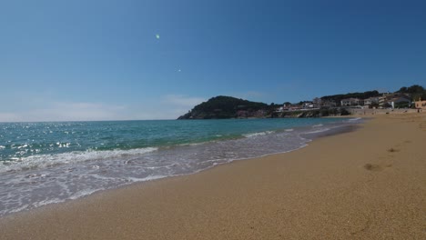 La-Fosca-Strand-In-Girona-Mittelmeer-Menschenleer-Paradiesischer-Blauer-Türkisblauer-Himmel