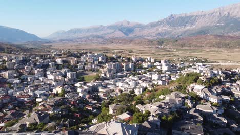 Paisaje-Urbano-De-Gjirokaster---Vista-Aérea-De-Drones-De-Una-De-Las-Ciudades-Más-Antiguas-De-Albania