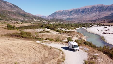 Vanlife-En-Gjirokaster,-Albania---Autocaravana,-Río-Drin-Y-Montañas---Tiro-Circular-Aéreo