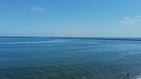 Panoramablick-Auf-Das-Meer-Und-Den-Blauen-Himmel-Und-Die-Yachten-Segeln-An-Der-Oberfläche