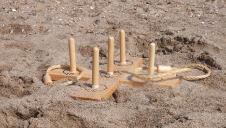 Nahaufnahme-Lustiger-Hoop-Spiele-Mit-Einer-Familie,-Die-Am-Strand-Im-Sand-Spielt