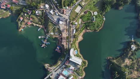 Guatapé-Peñol-Parkplatz-Und-Die-Hänge-Der-Kleinen-Hügel,-Umgeben-Von-Winzigen-Inseln,-Booten-Und-Häusern