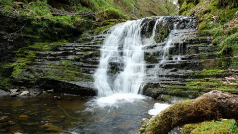 Wasserfall-Im-Wald-In-Großbritannien