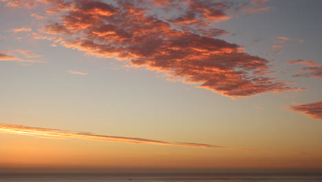 Mar-Tranquilo-Con-Hermoso-Cielo-Naranja-Y-Nubes-Al-Atardecer