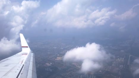 Boeing-Kommerzielle-Flugfenster-Sehen-Höhe-Mit-Weißen-Wolken-Und-Ländlicher-Landschaft,-Reiseurlaub-Sommerziel-Konzept-Standort:-Kuala-Lumpur,-Malaysia